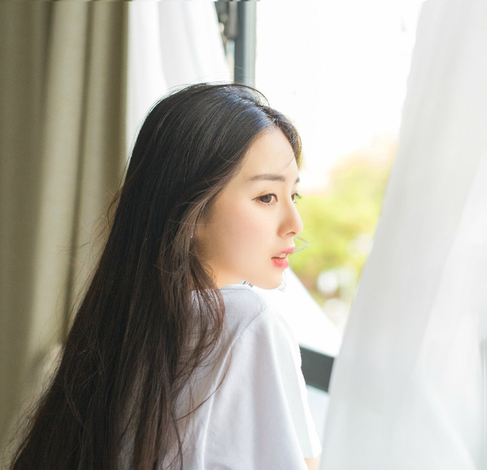 “孙权亲自去了柴桑，将周瑜的尸骨迎回庐江安葬，听说整个柴桑大营的将士都去了，新任都督吕蒙被孙权狠狠地责罚了一顿。”马良道。